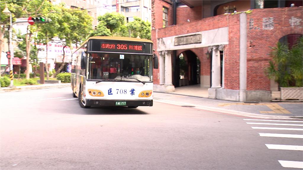 東海女大生魂斷公車輪下！　學生返現場致哀控「行人地獄」