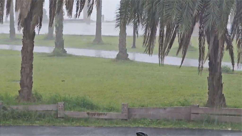 花蓮週六大雨溪水暴漲 2移工困美崙溪抱漂流上岸