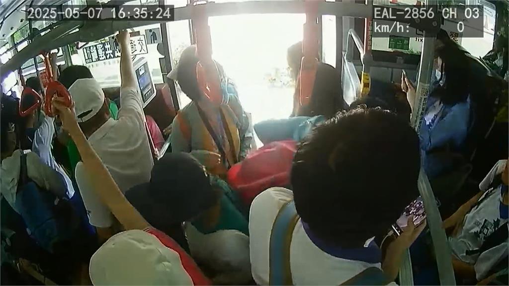 疑搭車人潮多!公車駕駛怒吼還「拿手機講電話」 客運業者回應了