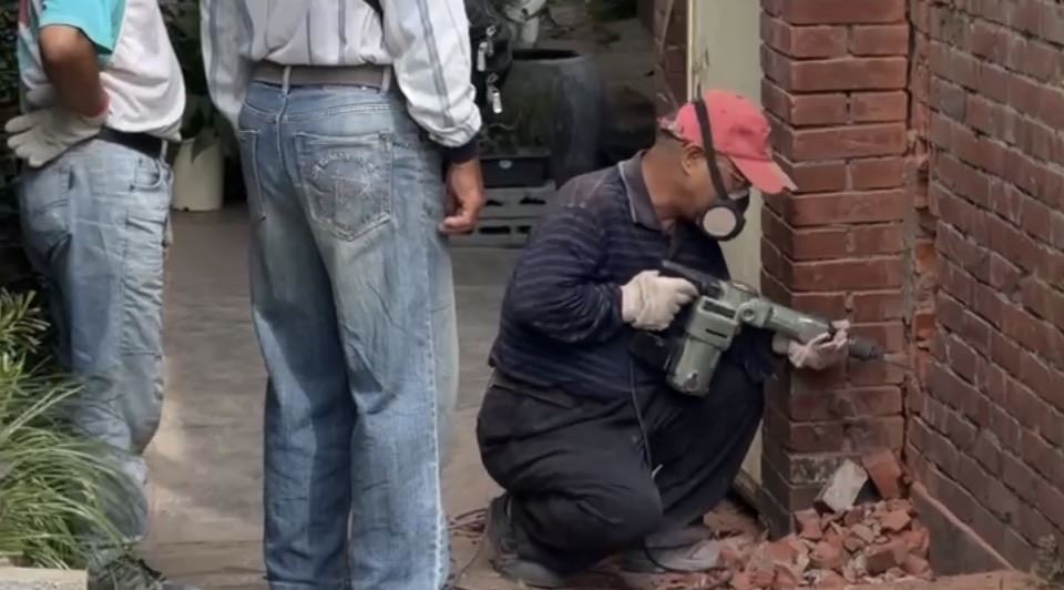 控鄰居「砌牆封巷」！　住戶批占用土地影響出入40多年
