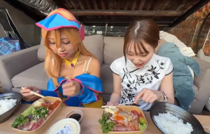 日本2正妹盲測「超哥丼飯」!吃一口秒變臉「喊飯超派甲」真實評價網嚇爛