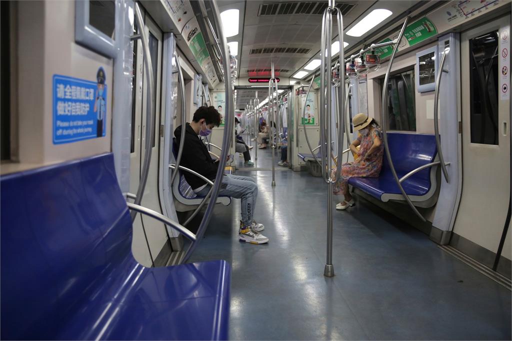 中國長春下令「乘地鐵須戴N95口罩」！網狂酸：乾脆戴防毒面具