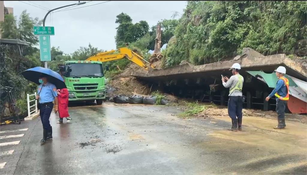 高雄小港擋土牆「二度崩塌」　強體壓在欄杆、居民嚇到不敢睡
