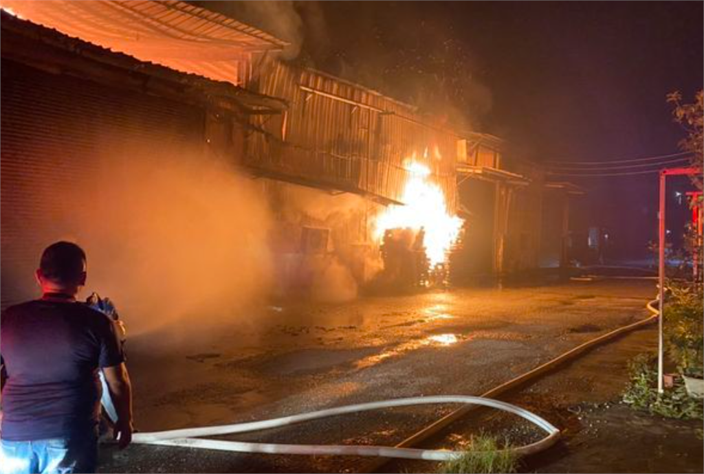 嘉義民雄「3工廠遭火噬」爆炸聲頻傳! 警出動17輛消防車灌水搶救