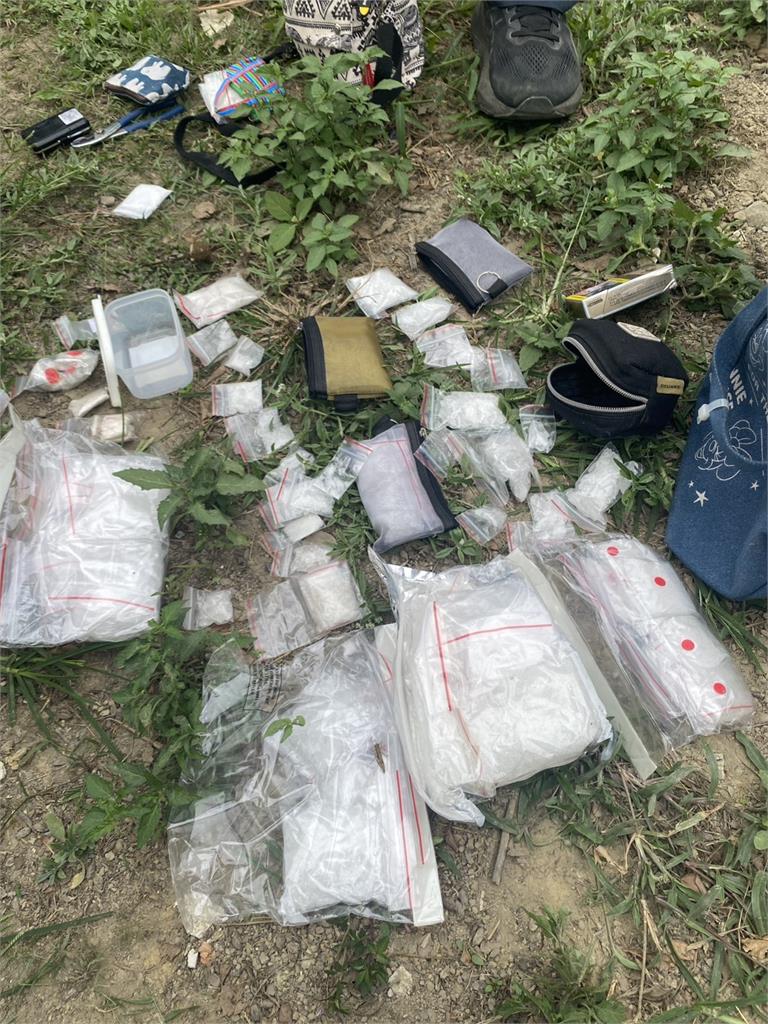 快新聞/棄屍?2通緝犯將無生命跡象友人丟包醫院 警迅速逮人車上查獲長槍、毒品