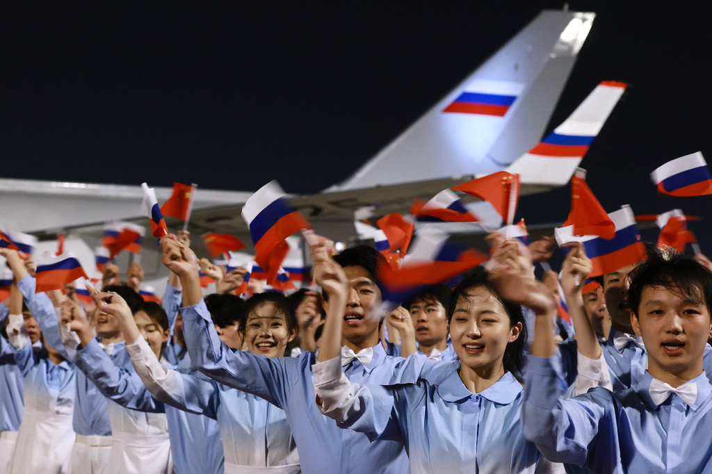 普丁專機深夜抵達中國！王毅親接機「百名學生列隊歡迎」網酸：畫面超北韓