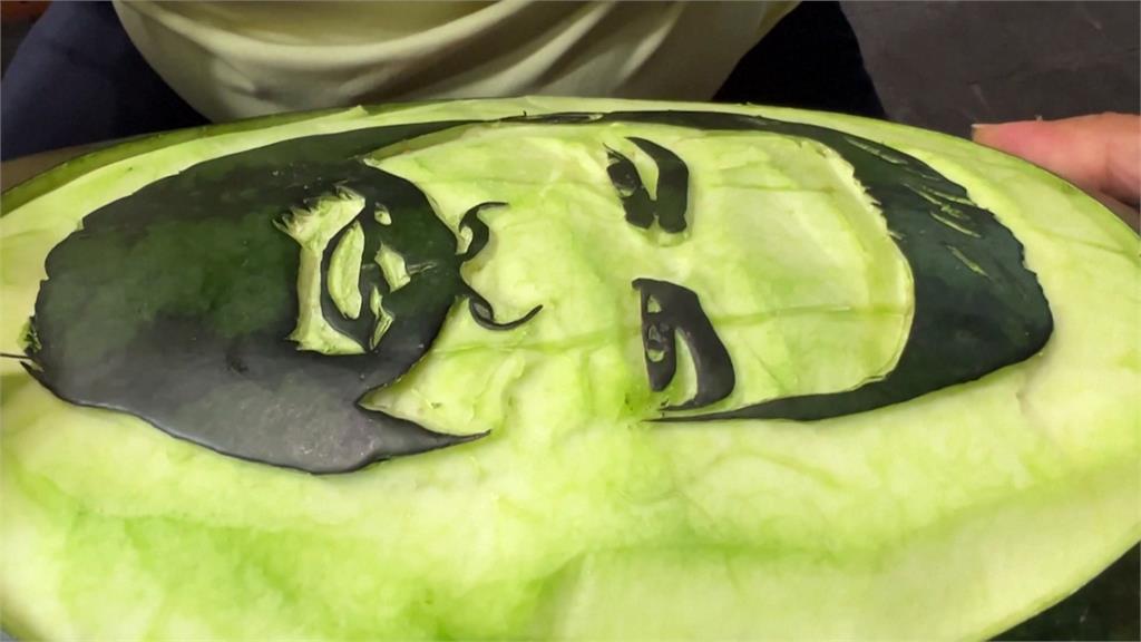 西瓜皮雕刻「刻什麼像什麼」　約旦街頭果汁攤老闆夢想是這個