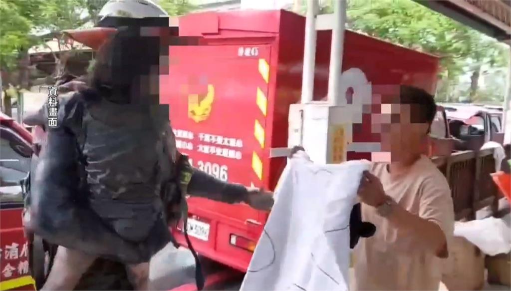 光復鄉堰塞湖洪災獲救女童小沂 畫大卡片加小玩偶贈送搜救員