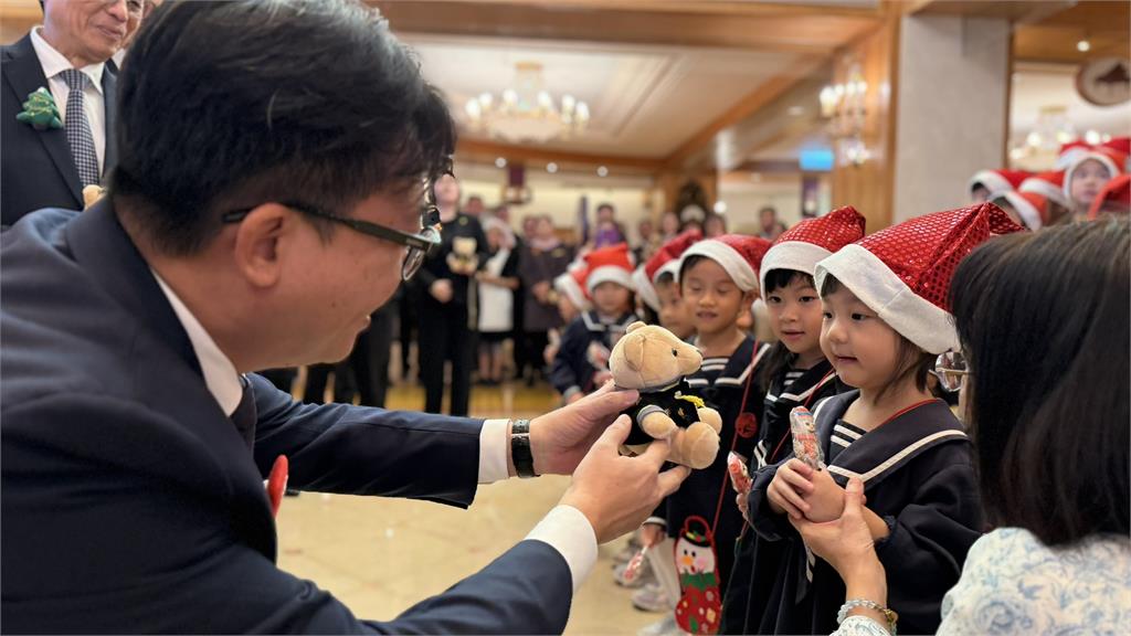 高雄漢來迎平安夜 童聲報佳音超暖心