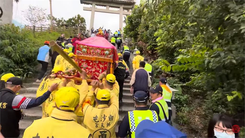 快新聞／「粉紅超跑」突踏階梯直衝淵明國中校園！　師生大喊「媽祖我愛祢」迎接