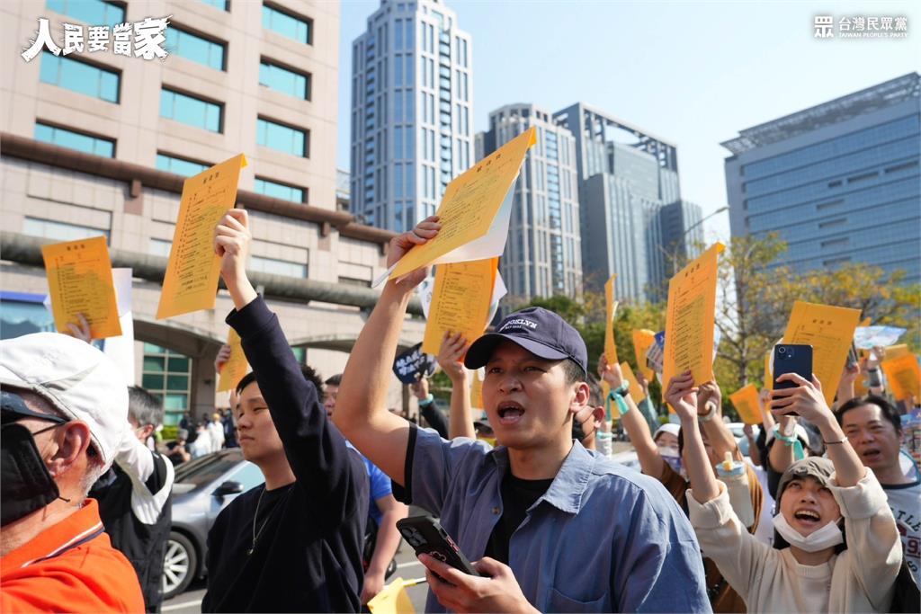 累了?陳智菡問「藍白砍預算真的讓政府無法做事?」⋯台下一票小草高喊:是!