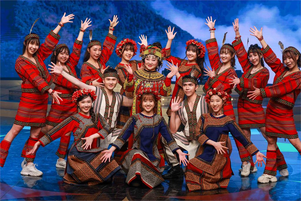 「TW ICE 台灣冰周子瑜」來啦！白冰冰笑說平常叫人家扭除夕夜要扭給大家看