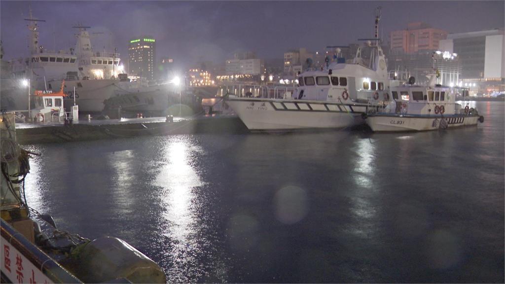 卡努暴風圈觸陸北海岸掀三層樓高長浪　基隆港口近滿潮水位客運停駛