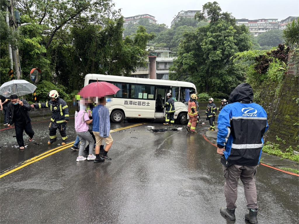 最新／新店砂石車翻覆撞巴士！8人受傷急送醫　消防雨中救援畫面曝光