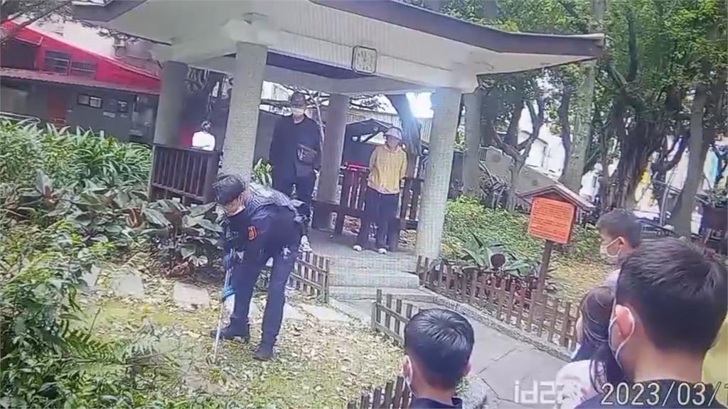 台警「街頭雞戰」22秒片紅到日本　眼尖網驚見路旁招牌：超應景