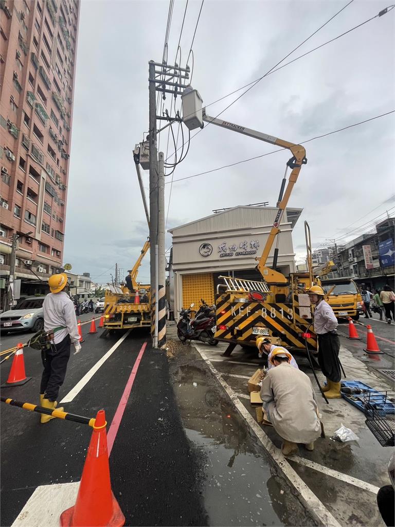 快新聞/午後雷雨開炸!高雄岡山電線杆「碰」爆炸 518戶瞬間停電