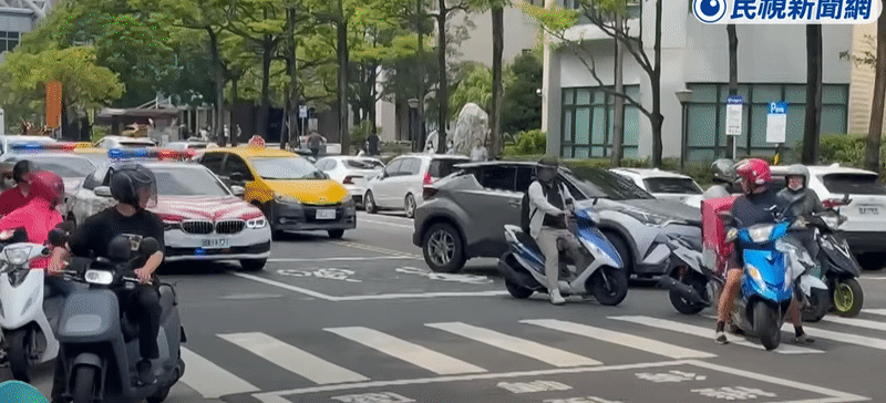 救護車、紅斑馬「護送台南早產兒」轉院!大群車陣「默契1秒摩西分海」震撼畫面曝
