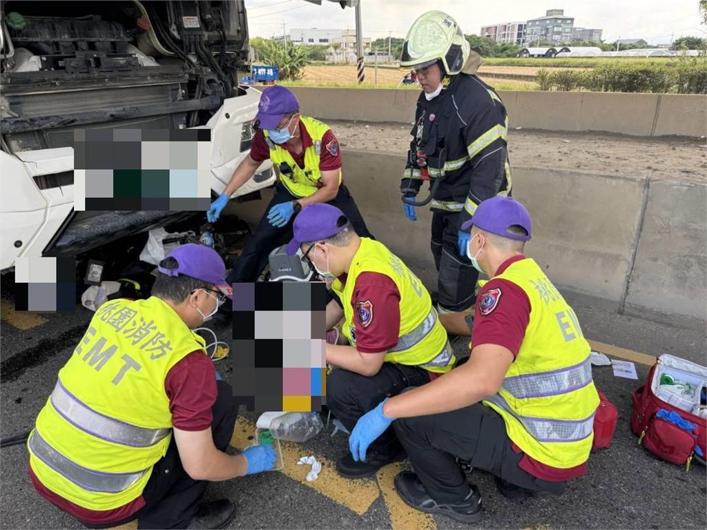 快新聞／桃園蘆竹嚴重車禍！8旬夫妻騎車捲入砂石車底　送醫搶救不治
