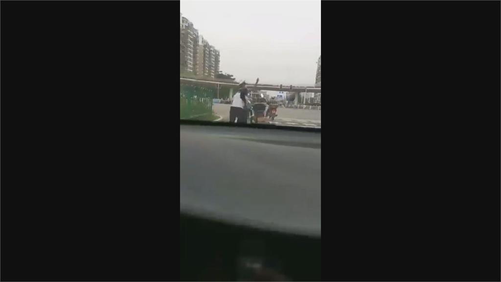 拋接鑰匙逼騎士馬路折返跑!中國交警戲弄民眾 惹議竟還逼刪影片
