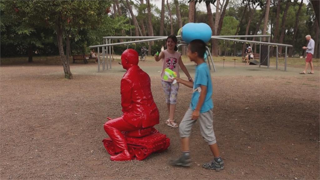 譴責俄羅斯入侵烏克蘭　「血染普丁」創作快閃羅馬公園