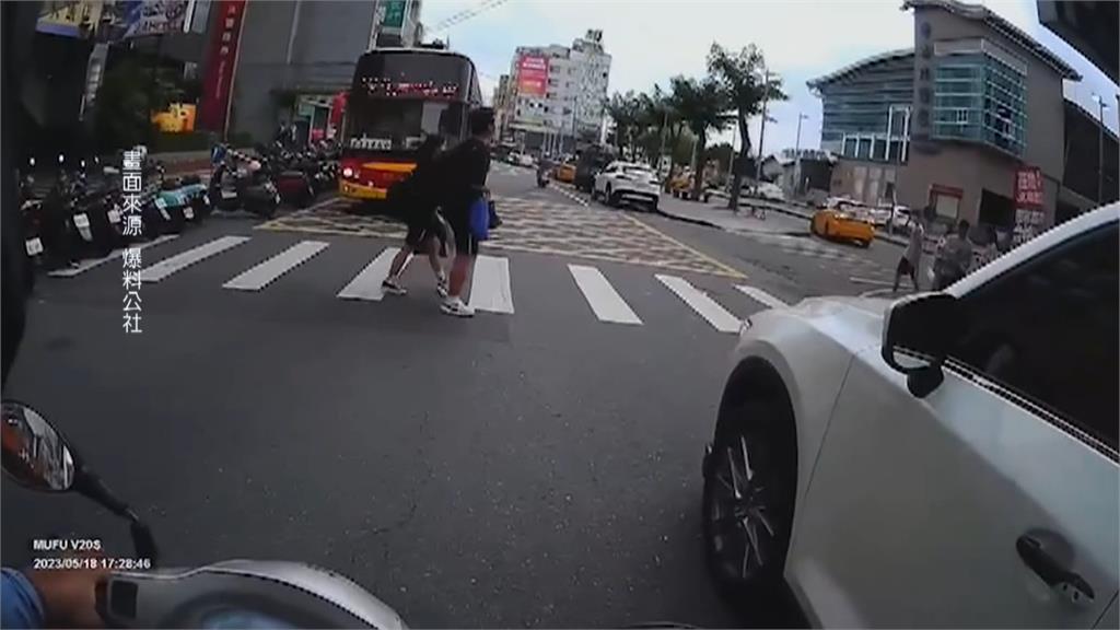 警未禮讓行人挨罰　機車停「雙黃線」禮讓行人觸法