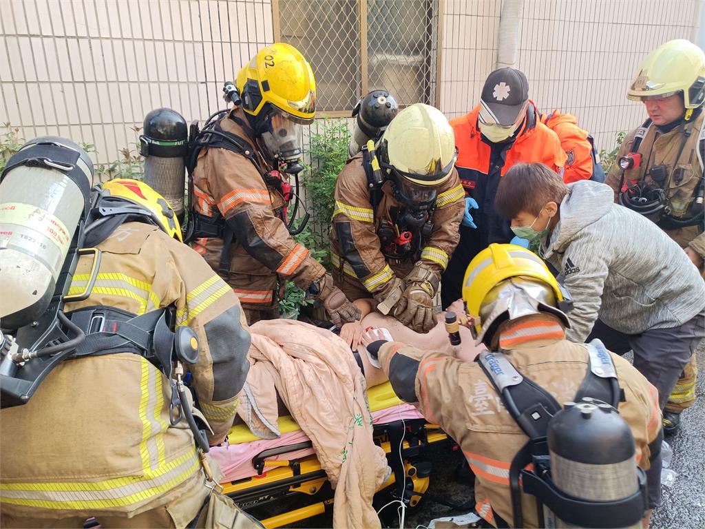 快新聞/台南新營透天厝火警 母子3人救出後無生命跡象急送醫