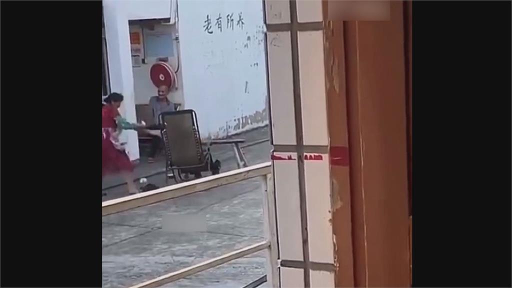 養老院老人頭部遭狂歐 中國看護鋼碗猛打畫面曝