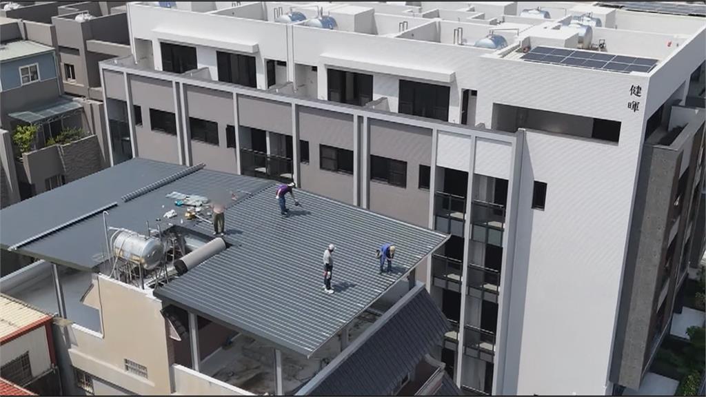 獨／蓋違建不要命? 3工人"未綁安全繩.戴安全帽"站屋頂施工