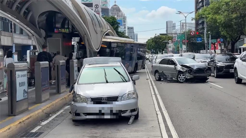 台中台灣大道恐怖車禍！　公車遭追撞「硬闖」衝進BRT站