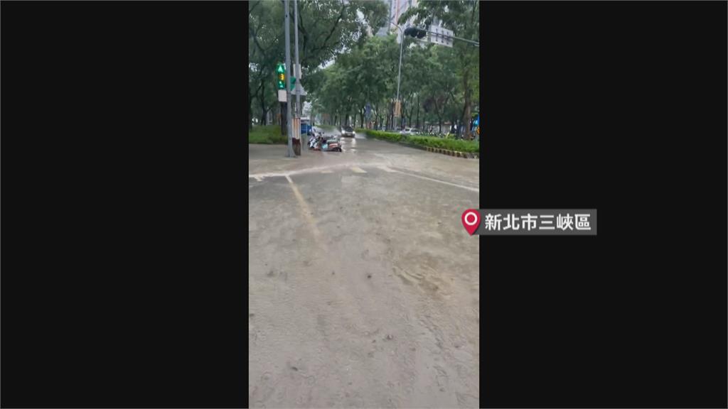雙北多處淹水 板橋小客車快滅頂 東吳大學前有小河