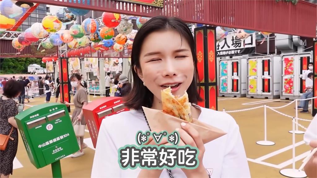 日本正妹東京「台灣祭」吃臭豆腐　一入口秒皺眉網笑：別為難她了