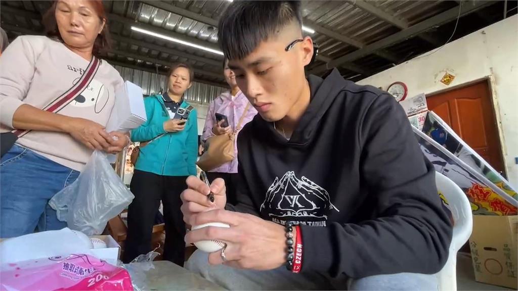 12強張政禹回車城老家!阿嬤手緊牽愛孫開心到哭
