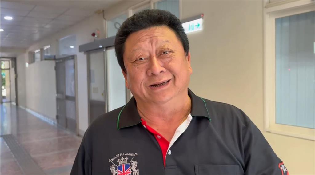 罕見「向上放電」現象如煙火　台東鏡頭君拍下紅色巨大噴流