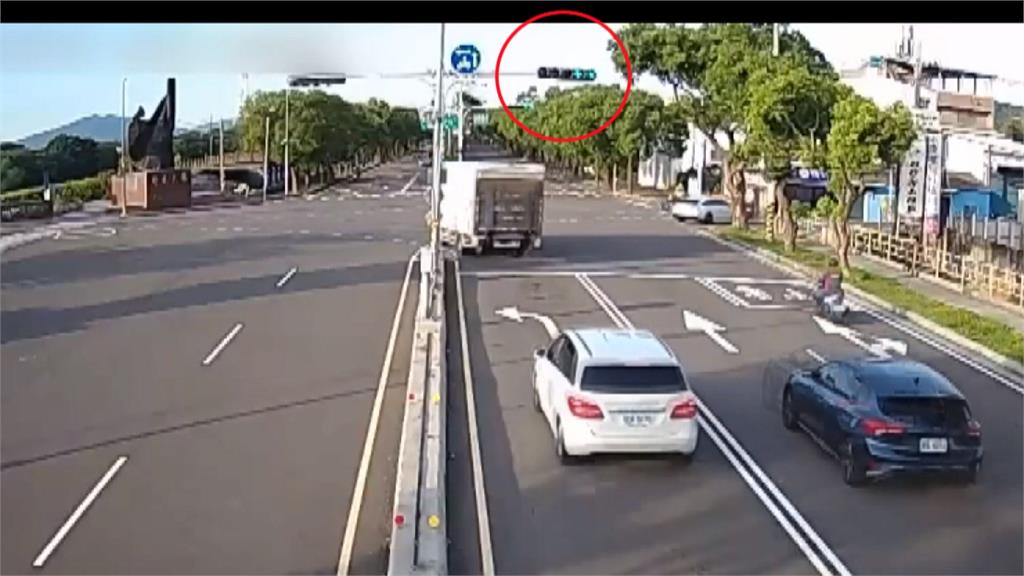 苗栗大貨車違規搶快左轉撞機車　騎士乘客「雙雙噴飛」