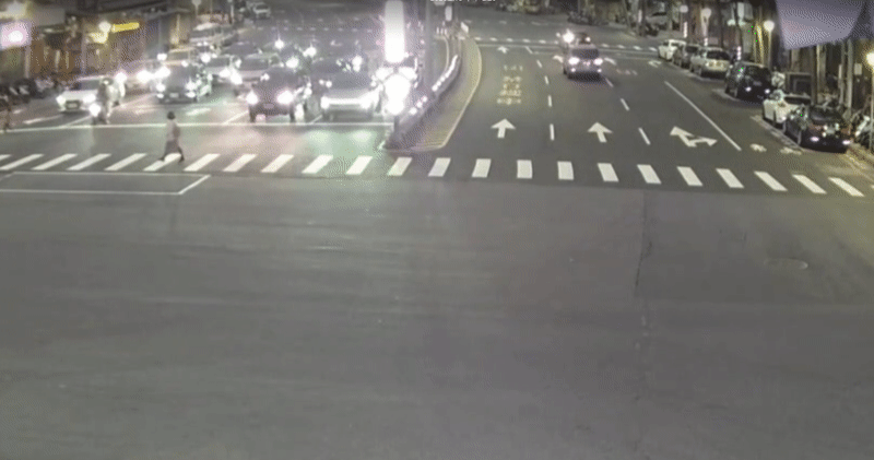 影／嫌4歲女兒車上太吵！新店狠父怒「丟包4線大馬路」她一路狂奔…下場慘了