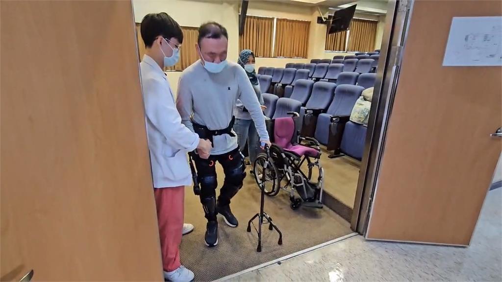 醫學科技公司、台北101 捐贈下肢外骨骼機器人 助長者重拾行動力