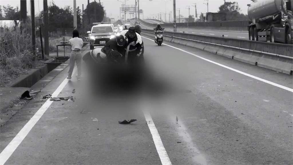 驚悚畫面曝!西濱苗栗段騎士撞拖板車 「人卡機車」爆頭身亡警不排除這件事