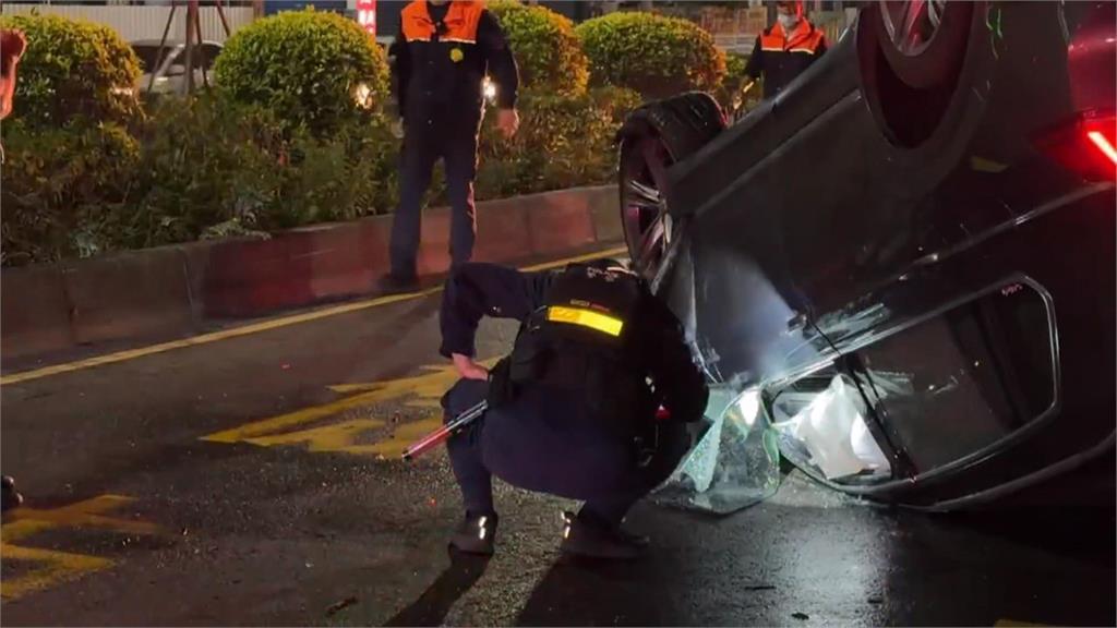 酒駕自撞翻覆「火燒車」　駕駛「裝路人甲」躲50分鐘返現場遭逮