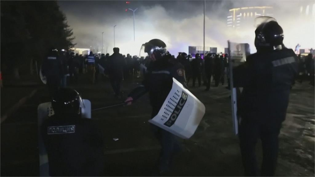第一大城聚集上千抗議人潮 鎮暴警祭出催淚彈