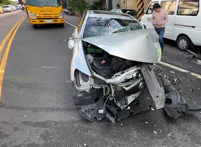 台中轎車疑跨雙黃線撞上公車 無辜騎士遭波及