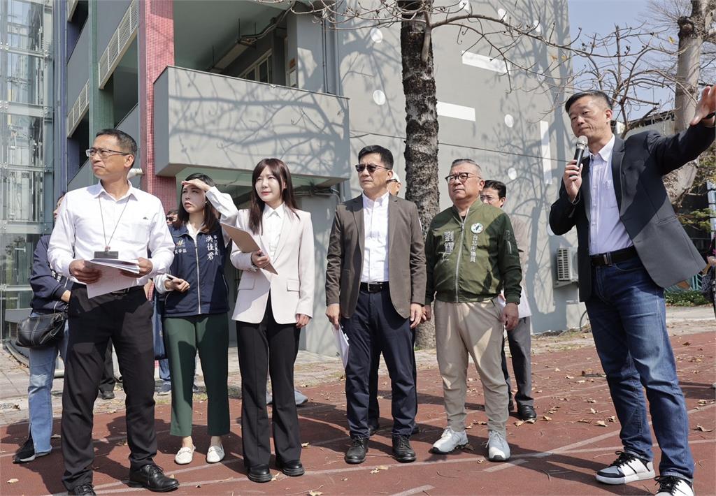 快新聞/吳沛憶、張廖萬堅考察學校體育建設 力挺基層棒壘球與游泳好手