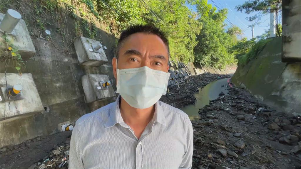 最美火車站多良站　馬路變河道、土石垃圾堆積