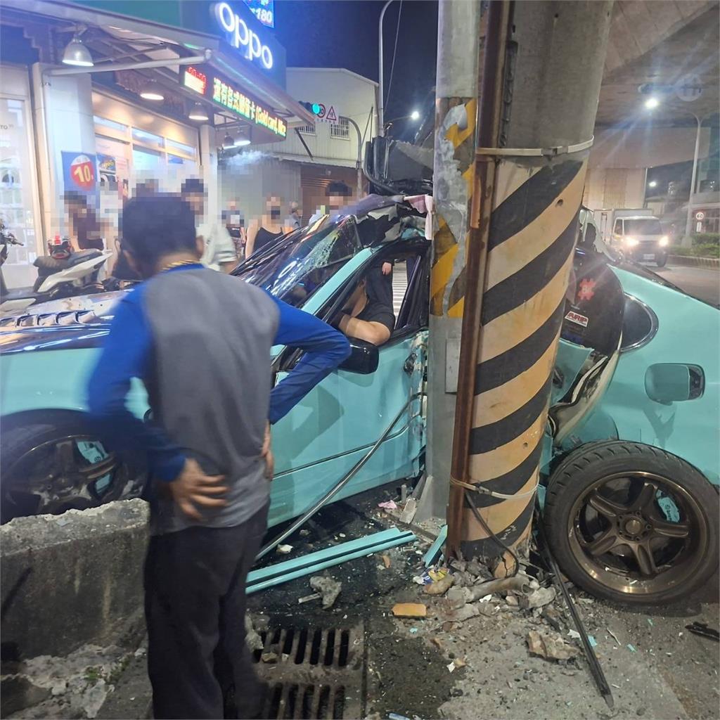 驚悚車禍！高雄轎車疑飆速失控自撞電線桿　車身慘凹成Ｖ字型