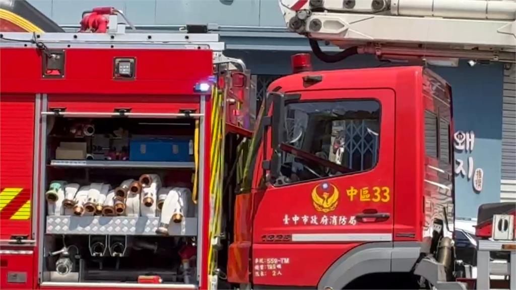 一中商圈紅茶店火警! 消防車趕救火「忘拉手煞車」追撞