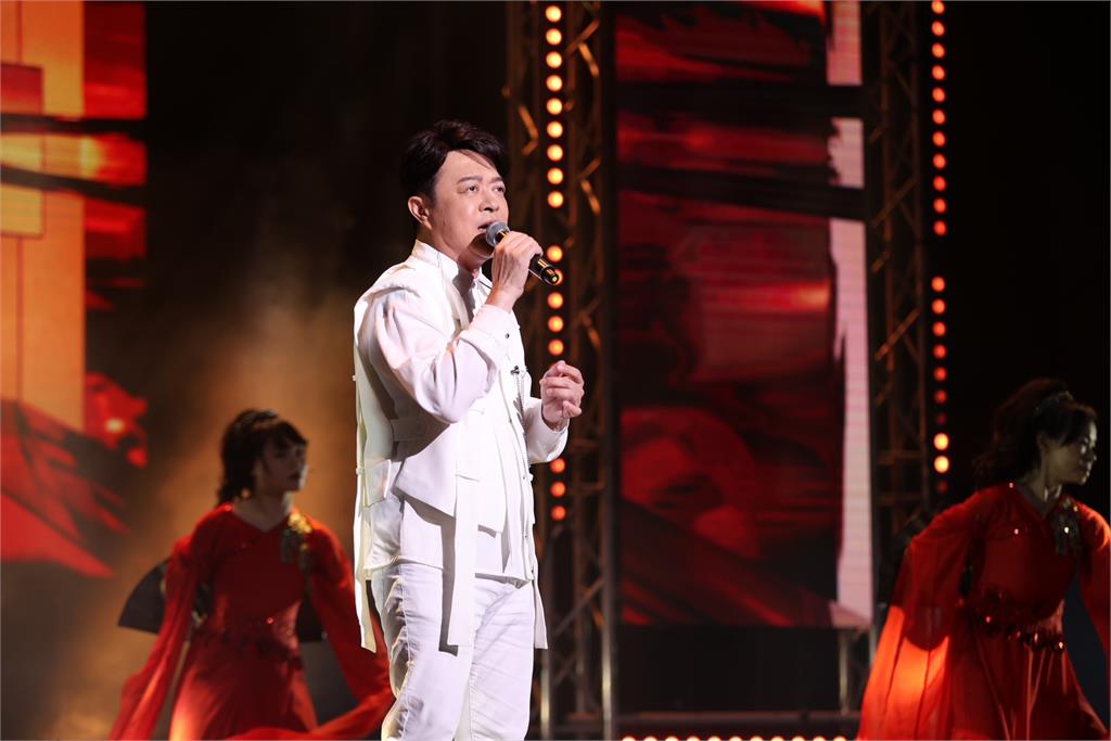 陳美鳳帶傷領軍公益演出!看到長輩和孩子的笑容忘了痛
