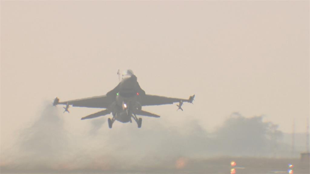 空軍漢光預演驚魂　F-16衝出跑道機頭「吃土」