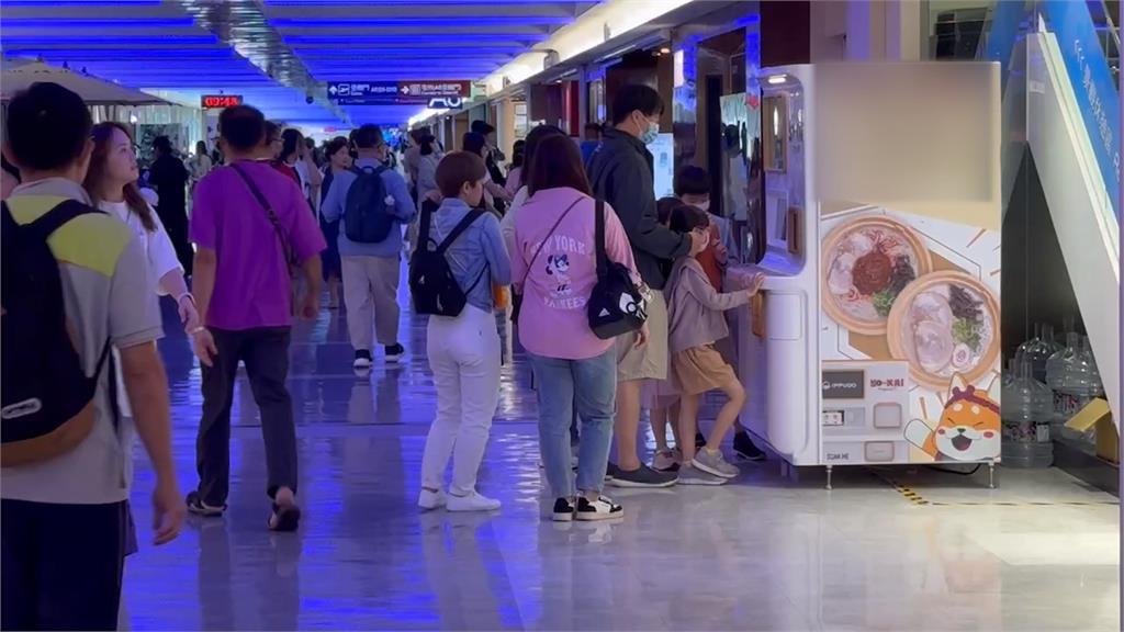 90秒熱騰騰出爐! 24hr拉麵販賣機進駐桃機一航