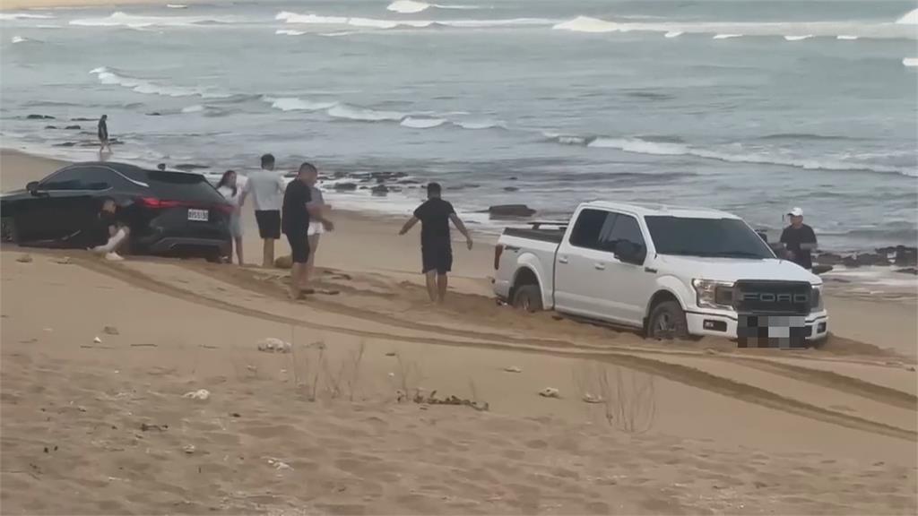 轎車、皮卡無視遊客「沙灘狂飆」　澎管處：最高可罰1百萬元