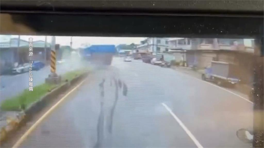 恍神釀禍？桃園卡車衝對向撞轎車　兩車毀損慘重