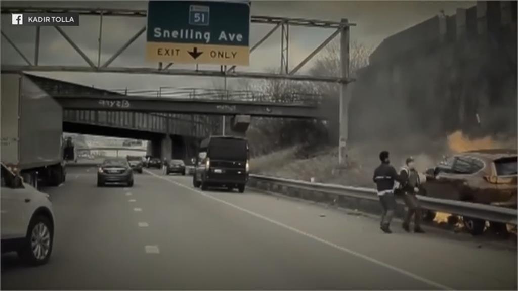 美國公路恐怖火燒車　公路人員「即刻救援」驚險過程全都錄